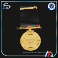 Schöne Messing Krieg Militär Medaille mit Band